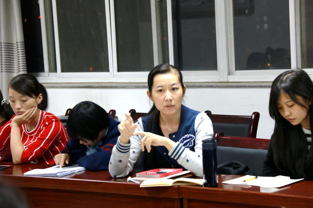 同学们积极发言交流